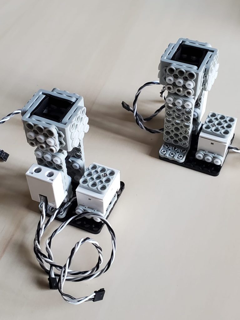 Photo représentant deux robots du pack robotique montés et prêts à être utilisés