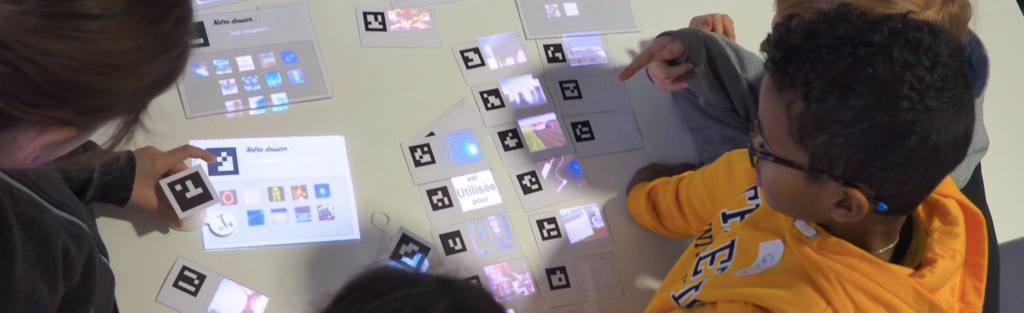 Photo représentant des enfants utilisant le système de réalité mixte CARDS
