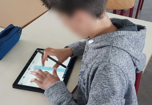 Photo montrant un élève utilisant le logiciel IntuiGeo sur tablette